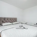 Apartment Massa 200 M To The Porec