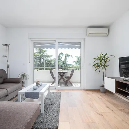 Massa 200 M To The Apartment Poreč