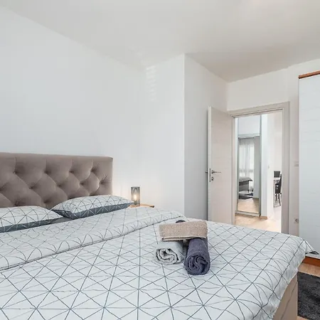 Massa 200 M To The Apartman Porec