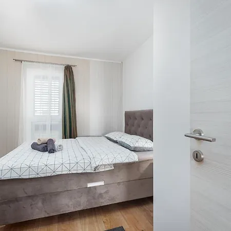 Apartmán Massa 200 M To The