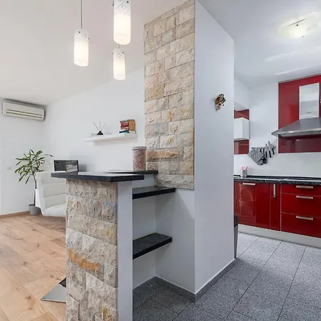 Apartment Massa 200 M To The *