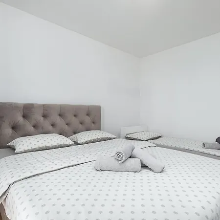 Apartment Massa 200 M To The Porec